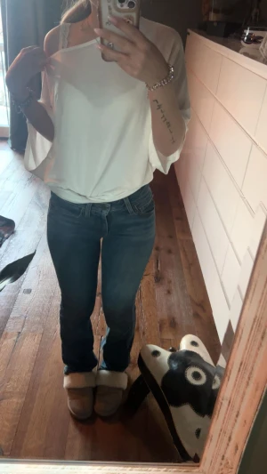 Levi's  mörkblå jeans - Säljer ett par klassiska Levi's jeans i mörkblå  Modellen är bootcut med halv låg midja. 