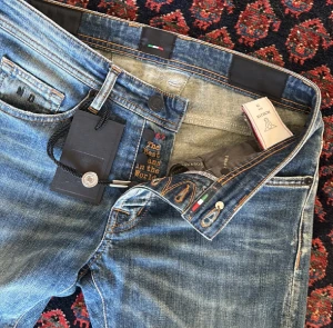Tramarossa jeans - Köpta för ca 3000kr. Tags finns, jeansen är i väldigt bra skick, (inte kommit till användning).