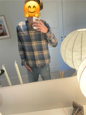 Ralph lauren skjorta! - Snygg rutig skjorta från Ralph Lauren i klassisk passform. Skjortan har blå, grå, vit och röda toner, med knappar framtill och på kragen. Otroligt snygg och eftertraktad skjorta som passar till allt! Skicket är enligt mig oerhört bra och storleken är M! Vid fler frågor är det bara att höra av er!