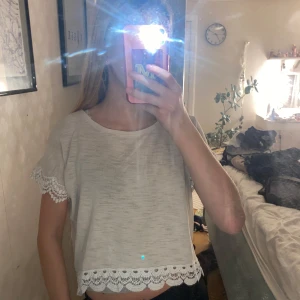 Beige croppad blus med spetsdetaljer - Den är orginal från Lindex men har sytt om den❤️