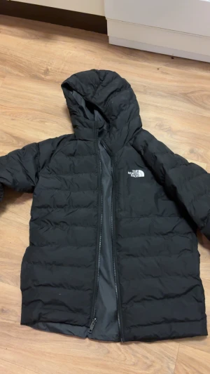 North face jacka - En snygg pufferjagka från north face som går att vända ut och in så att den blir en vindjacka. Mycket snygg i båda lägen och passar perfekt till kallare dagar och inte så kalla. 