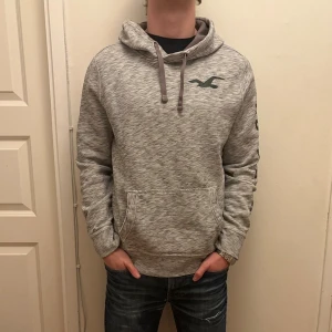 Hollister Hoodie - Grå Hoodie från Hollister - Pris 129 kr - Storlek: M - Först till kvarn!