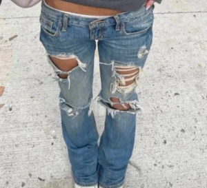 Blå slitna bootcut jeans - Säljer ett par blå Hollister jeans med bootcut passform och låg midja. Extremt coola och snygga.                       midjemått: 38cm                                       innerbenslängd:78cm                              grenmått: 16cm