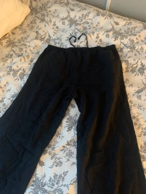 Linnebyxor - Säljer ett par lågmidjade linnebyxor. Använd fåtal gånger och i fint skick🤍