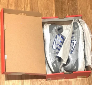 Nike P-6000 Wolf Grey metallic - Använt två tillfällen, köpt oktober 2025.