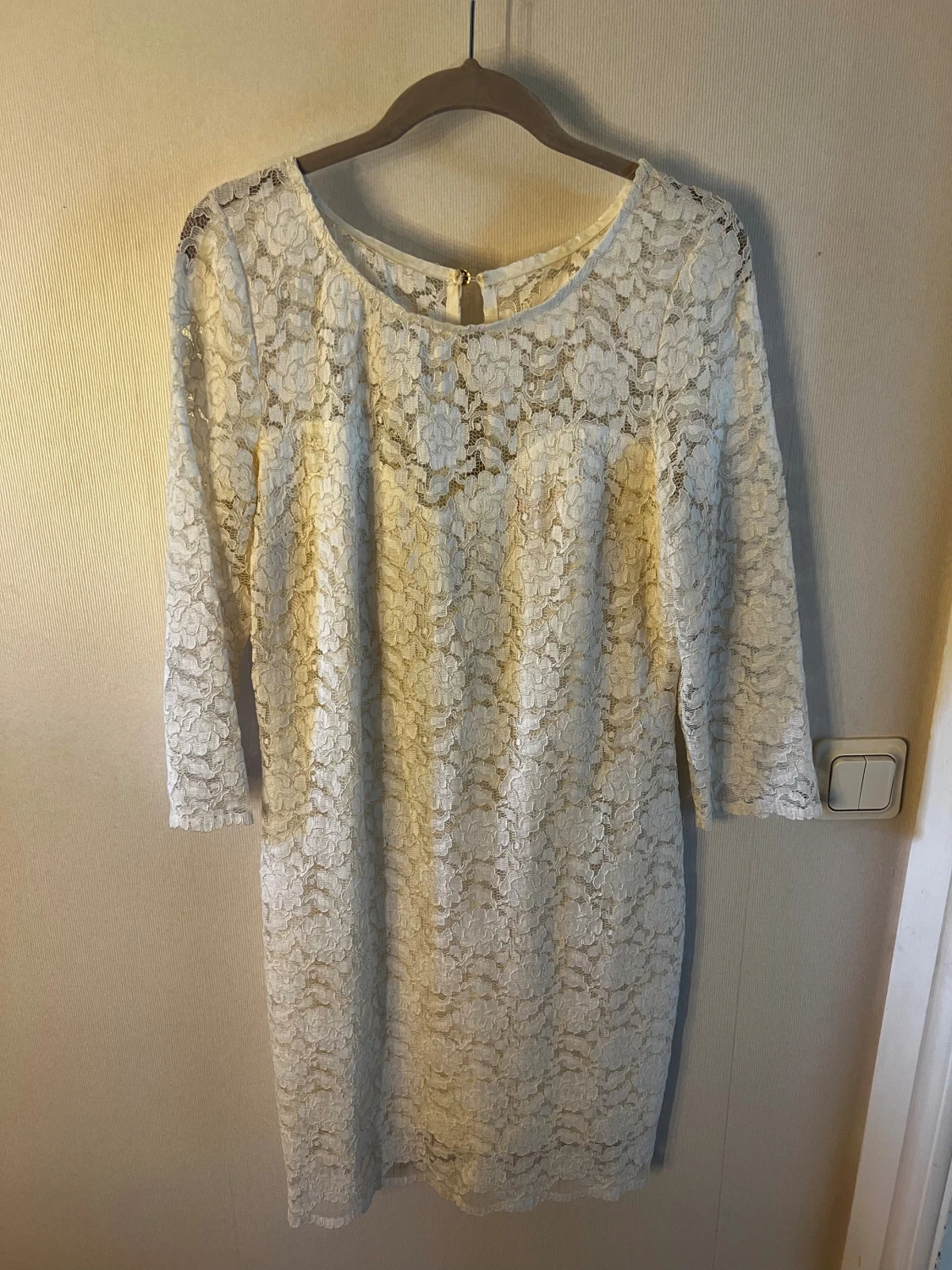 Vit spetsklänning med dragkedja