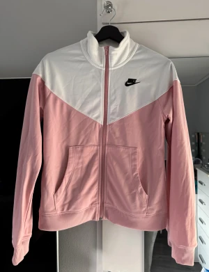 Nike kofta / tränings tröja - Säljer denna helt oanvända träning tröja/ kofta från Nike. Storlek XS