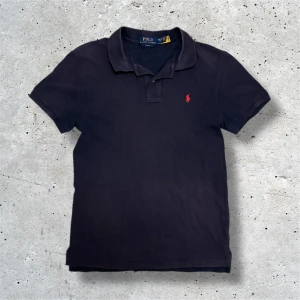 Ralph Lauren piké - Marinblå Ralph Lauren piké i barnstorlek XL men sitter som S i herrstorlek. Tröjan har ett litet märke längst ner men utöver det är den i mycket bra skick. Hör av er vid intresse, pris kan diskuteras vid snabb affär.