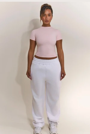 Ljusrosa croppad topp  - Supersnygg ljusrosa croppad topp från Mars med korta ärmar och rund hals. Toppen har en slim passform och är tillverkad i mjukt, stretchigt syntetmaterial som sitter skönt mot kroppen.HELT NY MED PRISLAPP 