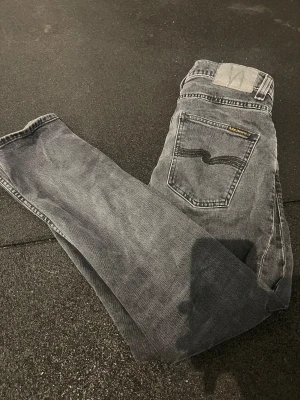 Grå jeans från Nudie Jeans Co - Snygga grå jeans från Nudie Jeans Co i modellen grim Tim . Nästan aldrig använd, storlek w28 l30. Skickar direkt
