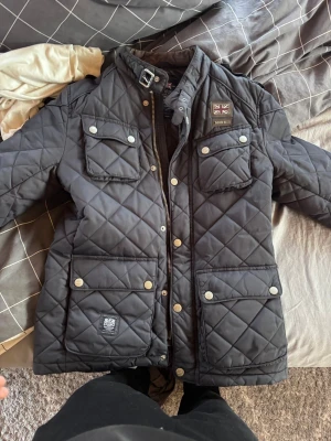 Morris dunjacka  - Jag hjälper min kille att sälja hans Morris jacka., den är limited edition och kan ej köpas längre. Den har inga defekter och är i väldigt bra skick! Passar dig som vill vara stilren nu till vintern. Den är extremt sparsamt använd och kan knappt se tecken på användning!😊