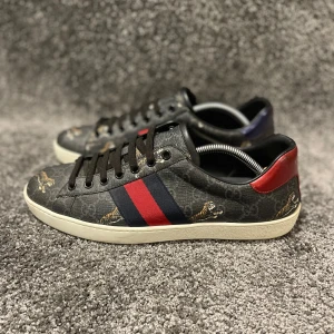 Gucci Skor - ‼️VI TAR EJ BYTEN‼️Gucci Ace Skor | Skick: 9/10 | Storlek 7 motsvarar 41-42 EU | ingår box vid köp. | Fraktar inom 24H efter köp på köparens bekostnad 📦💨 | Hör av dig vid minsta fråga eller fundering 💭