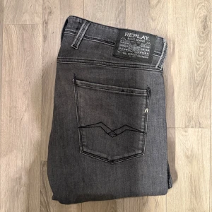 Replay Anbass Jeans Grå W32 L34 - Sjukt snygga gråa Replay Anbass jeans i riktig snygg och skön passform i storlek W32/L34. Mått - Midja: 44,5cm, Benlängd: 109cm. Modellen är 184cm & 63kg. Hör av dig vid funderingar!🤩