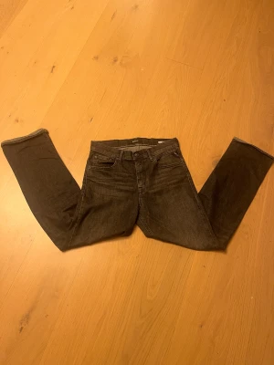 Gråa replay jeans - Säljer ett par replay jeans nästan aldrig använda, modell: Thad Storlek: 28,30