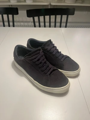 Les Deux Sneakers - Mörkblåa mockasneakers från Les Deux. Fullständig tvätt gjord + impregnering.  Nypris - 1400kr | Vårt pris - 700kr (ej hugget i sten)