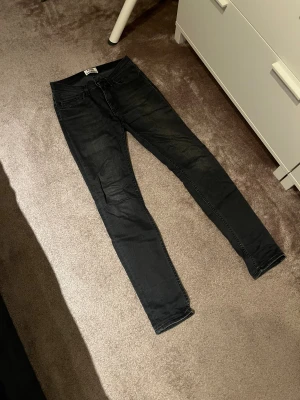 Grå Jeans - Grå acne jeans | Slim fit | Mycket bra skick | Strl 28/32