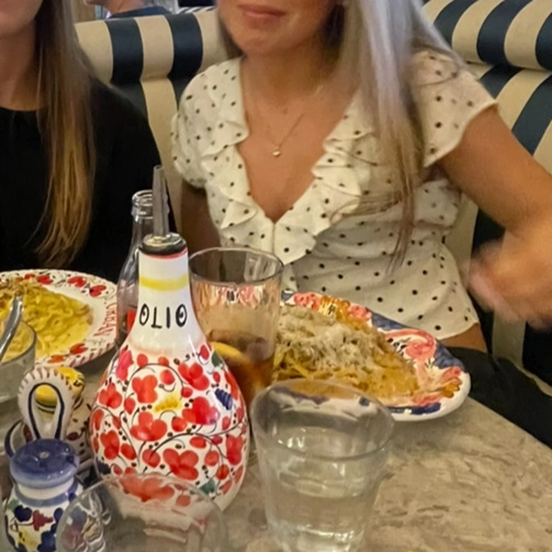 Vit prickig blus med volang från Mango  - 1