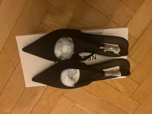 Svarta klackar  - Supper snygga klakar från Nelly aldrig andvända