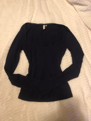 Mörkblå långärmad topp från Nelly - Snygg mörkblå långärmad topp från Nelly i storlek XXS. Har andvänts få gånger. Säljer för att den inte kommer till användning länge💙