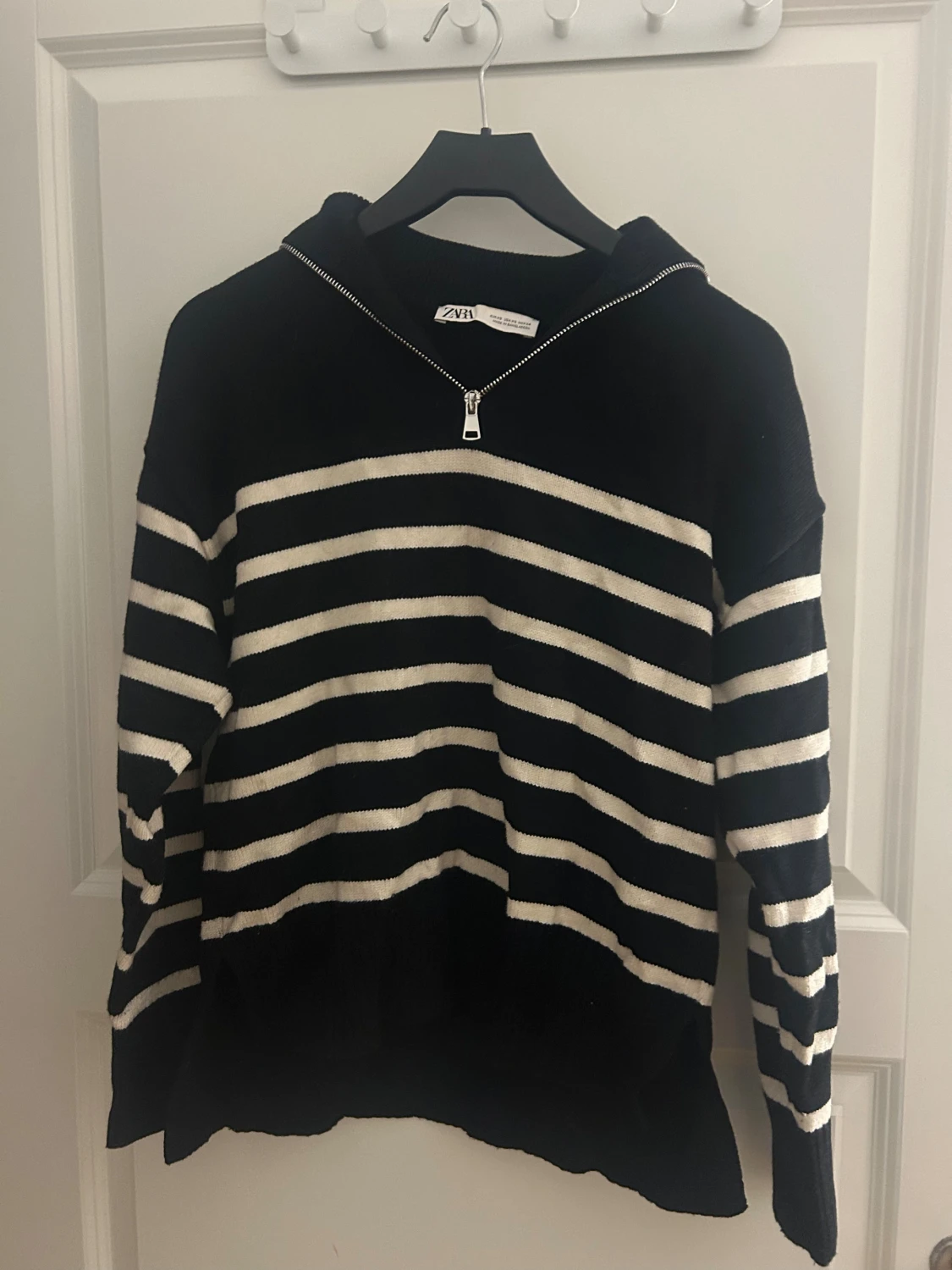 Svartvit randig hoodie från ZARA