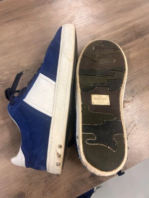 Valentino Garavani blå sneakers - Snygga sneakers från Valentino. Säljes pga annan sko av intresse. Väldigt bra skick, Rengjorda nu och kommer fläckfria. Inga nitar saknas. Nypris 6000kr , Säljer dem för 3100, priset går att diskutera lite vid snabb affär