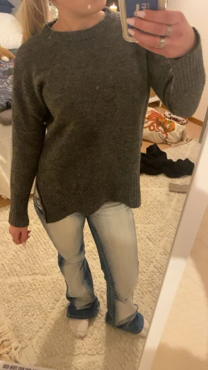 Grå stickad tröja med slits  - Säljer en grå stickad tröja som är lite längre och har en slits längst ner, säljer den för att jag inte använder den🤗