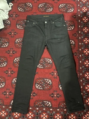 Nudie Jeans - Svarta jeans från Nudie Jeans i modellen lean Dean slim. Skick 9/10. Princip aldrig använda! Öppen för prisdiskussion, skambud ignoreras. Storlek W29 L28. Passar 160-170