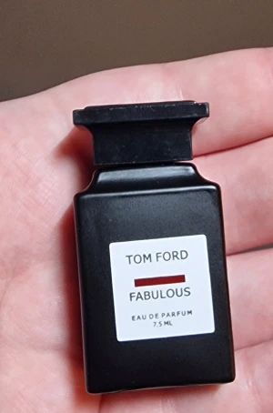 Tom Ford Fabulous 7.5ml EdP - Tom Ford Fabulous Eau de Parfum i smidig 7,5 ml storlek. Perfekt att ta med i väskan eller testa en lyxig doft från ett ikoniskt märke. Snygg och stilren för dig som vill sticka ut.