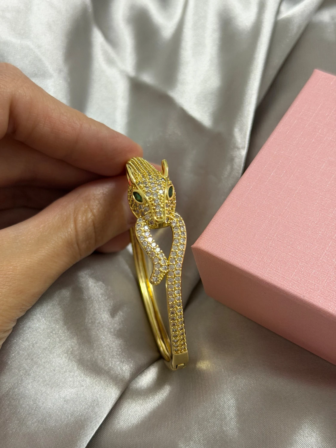 Glittrigt guldarmband med leopardhuvud  - 5