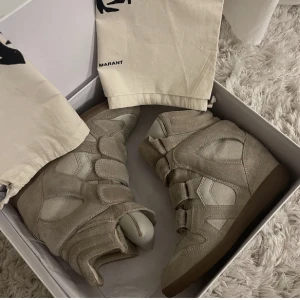 Isabel Marant Skor - säljer mina äkta isabel marant skor då de ej kommer till användning. jag använt dessa 5 gånger max. väldigt fint skick, nästintill orörda. inget trasigt eller smutsigt. de är storlek 36, dustbags följer med, skriv om du vill ha fler bilder