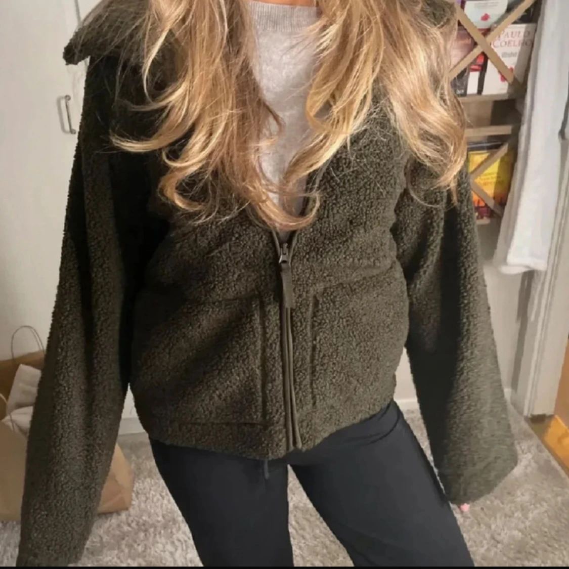 Mörkgrön teddyjacka med dragkedja