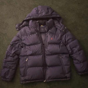 Mörkblå Jacka från Ralph Lauren  - Säljer denna mörkblåa jackan från Polo Ralph Lauren   Skick 9/10 inga hål eller slitningar. Passar perfekt för vintern, storleken är xs passar bra från  160cm - 170cm      Bara att höra av sig om man undrar något.