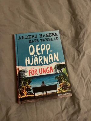Depphjärnan för unga - En bok som förklarar varför vi ibland känner oss nere, stressade eller deppiga. Med ett lättillgängligt språk riktar den sig till unga och hjälper dig att förstå dina känslor och din hjärna bättre. Perfekt för dig som vill få koll på varför du mår som du gör och hitta styrka i det.