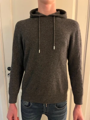 Merinoull tröja - Fin mörkgrå merinoull tröja utan märke säljes i topp skick, modellen är 185 och väger 70 kg. Perfekt på dig mellan 170-180 Uppskattad strl S