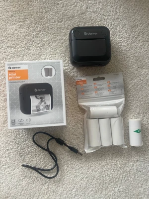 Denver Mini Printer - Endast testad, som ny! Nypris 399kr + 49kr för 4 extra rullar. 5 rullar + den som sitter i 