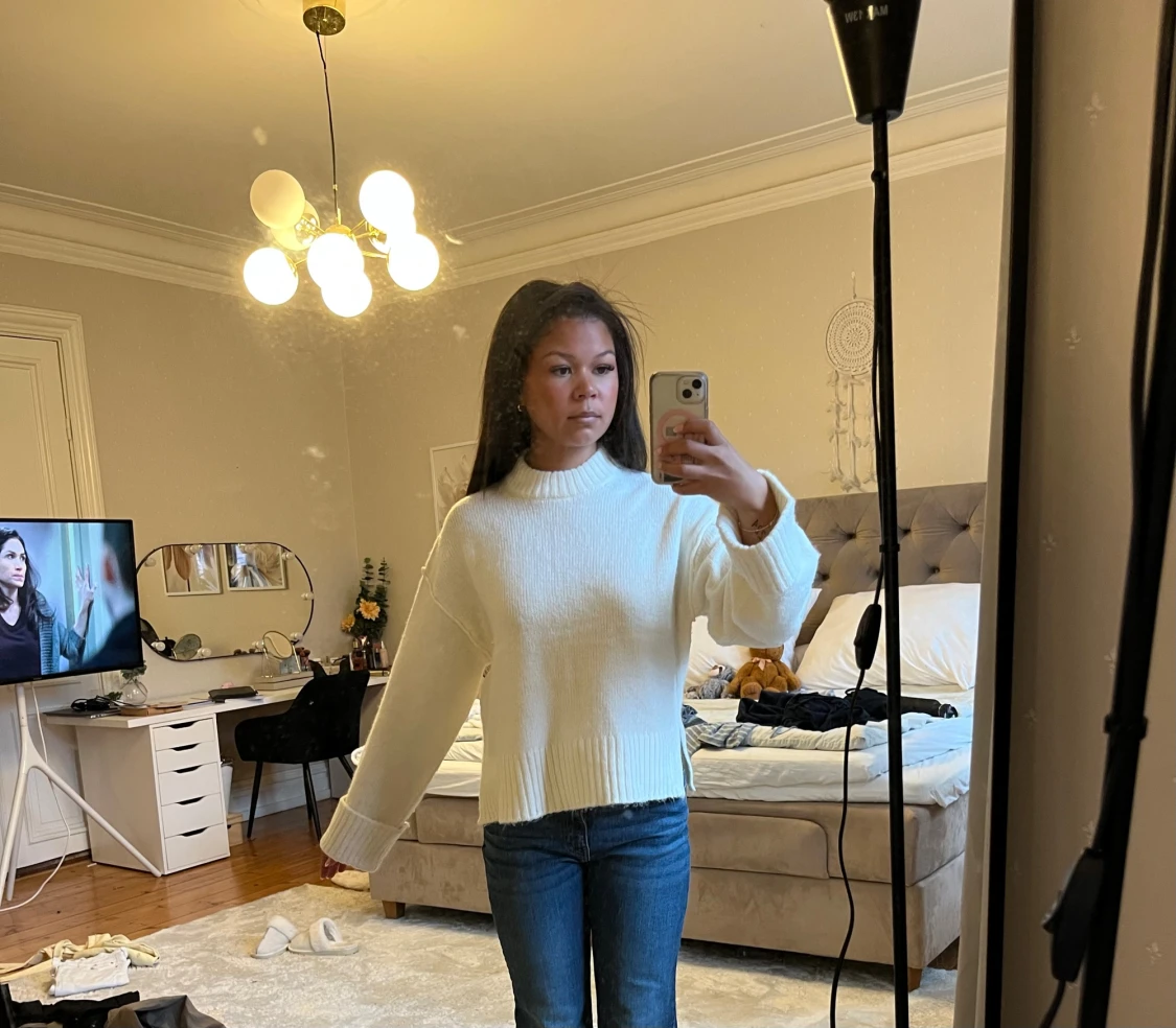 Vit stickad tröja med ribbade muddar - 1