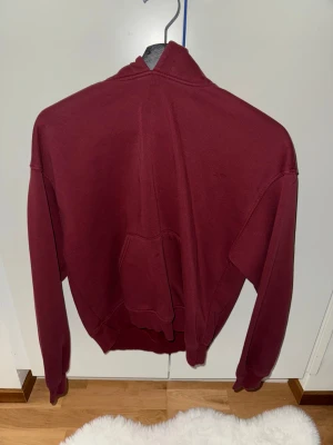 Ginatricot hoodie - Hej, säljer denna Ginatricot hoodie, den är nog använd max 7 gånger och är fin. Skriv gärna om ni har någon fråga💕