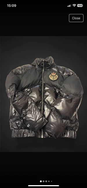 Horspist puffer - Riktigt fet pufferjacka från Horspist, köpt på vinted men passa inte😔 nästintill nyskick förutom att förra ägaren limmat på päls på luvan så det är lite lim rester på luvan och kragen, syns inte när man har på sig. Nypris 6000. Passar inte priset skicka bud