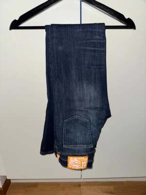 Cheap Monday booty bei jeans - Hej, säljer dessa cheap monday jeans i modellen low waist bootcut booty bei dom är använda två gånger bara. Och är i väldigt fint skick. Skriv om ni har någon fråga💕