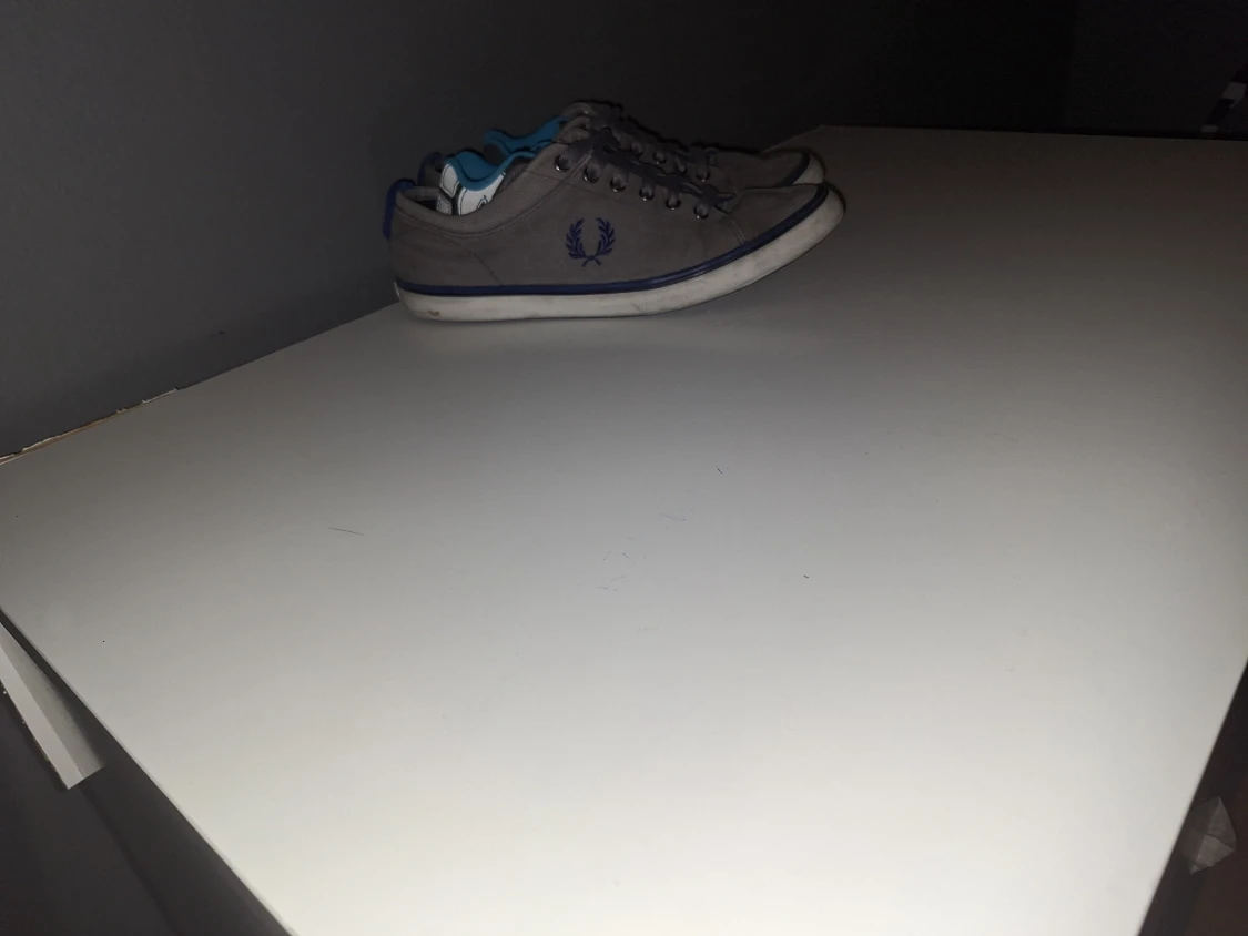 Gråa sneakers från Fred Perry.  O.B.S går ej lägre är 450kr - 4