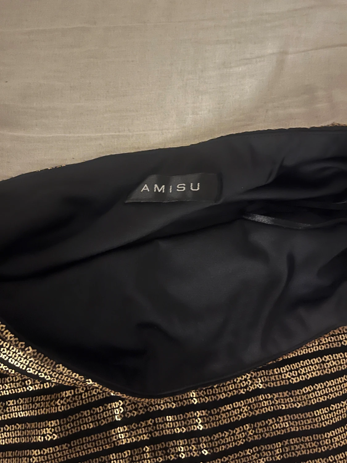 Guldig paljettkjol från Amisu - 2