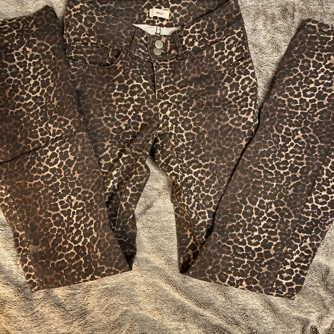 Leopardmönstrade jeans från Nelly - 1