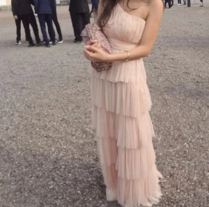 Ljusrosa balklänning med volanger Bubbleroom -  Säljer denna otroligt fina ljusrosa balklänning som har volanger och one shoulder design. Den är endast använd vid ett tillfälle och den är kemtvättad så den är precis som ny. Balklänningen är perfekt för bal, bröllop eller för fest. 💕💕💗