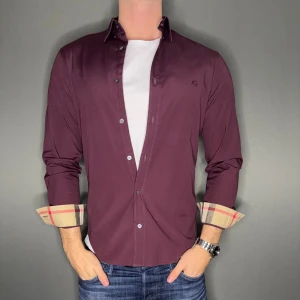 Burberry skjorta - Storlek: M || Skick: mycket bra || Nypris: Ca 4000kr || Följ för liknande produkter 🍾🌊