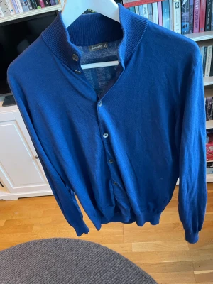 Ferrante cardigan  - Tja säljer nu min riktigt snygga cardigan ifrån det väldigt exklusiva märket Ferrante. Ny pris:-2499!!  Storlek M! Hör av er vid fler funderingar🤝