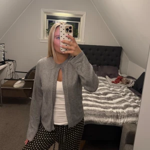 Stickad kofta  - Snygg stickad kofta som är köpt ifrån gina tricot🩷Aldrig använt så den är som ny!!