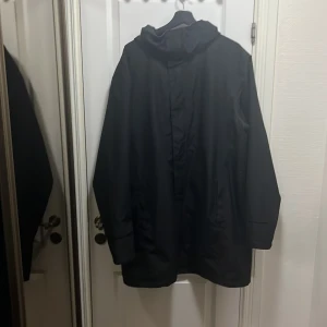 Svart regnjacka Helly Hansen XL - Kom privat för prisförslag :Svart regnjacka från Helly Hansen i storlek XL. Jackan är vattentät, har huva och stängs med dragkedja och tryckknappar. Enkel och stilren design med logga på ärmen. Perfekt för regniga dagar och håller dig torr oavsett väder. Priset går o diskutera. Hör av er för fler bilder