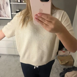 Beige stickad kortärmad tröja - Säljer denna fina kortärmad stickad tröja ifrån hm. Storlek Xl men passar även L. Använd få gånger så är i jättebra skick. Den är lite nopprig och fixar det innan jag säljer!! Prisk kan diskuteras❤️