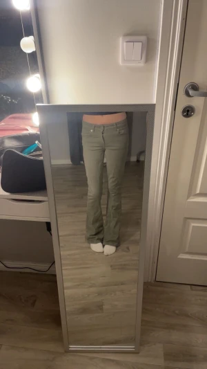 Gröna low bootcut byxor från lager 157 - Snygga gröna byxor från lager 157 med låg midja och bootcut-ben. Modellen heter Lowboot och har klassisk femficksdesign. Använd en gång. Ord pris 399