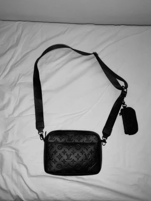 LV duo messanger bag - Säljer min LV duo messenger bag då jag inte använder den längre. För mer frågor skriv till mig 💬. Pris går även och diskutera.